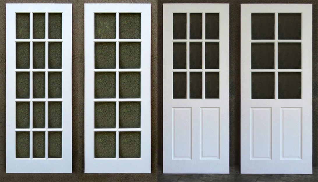 Fyra vita innerdörrar med varierande glaspartier och paneler, som visar designpotentialen för färg och stil.